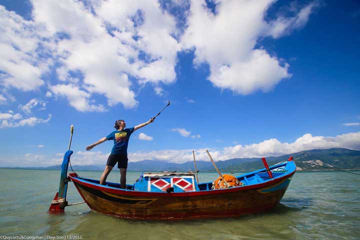 Di bo giua bien tai dao diep son