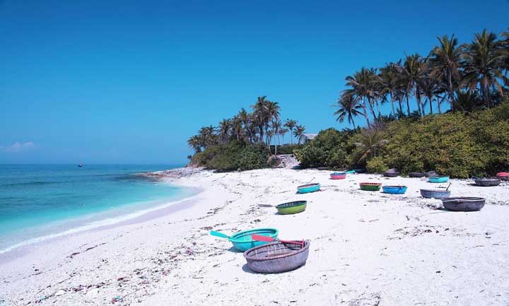 Di bo giua bien tai dao diep son