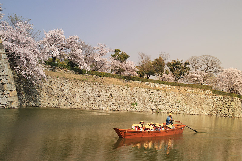 Đi thuyền tham quan lâu đài Himeiji