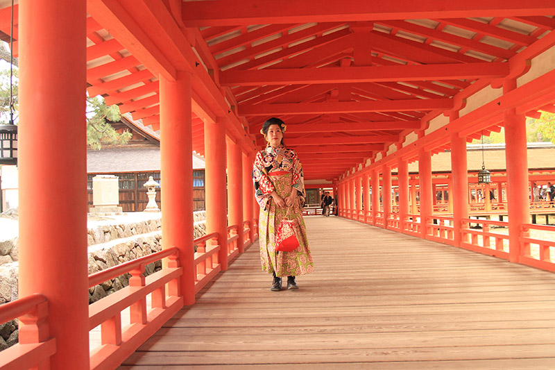 Một cô gái người Nhật Bản đi lễ chùa