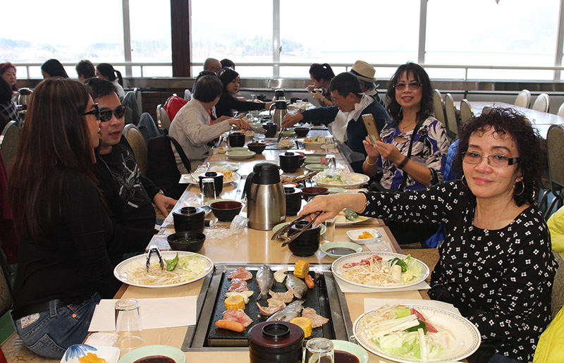 Đoàn ăn trưa tại bờ hồ Kawaguchi