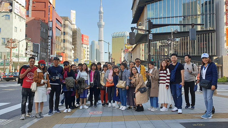 Đoàn chụp ảnh tại Tokyo
