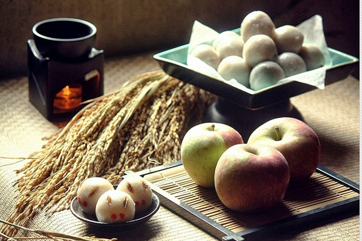 Dango được bày biện kèm với cỏ susuki cùng hoa quả