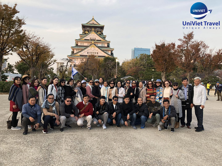 Đoàn Univiet chụp hình tại lâu đài Osaka