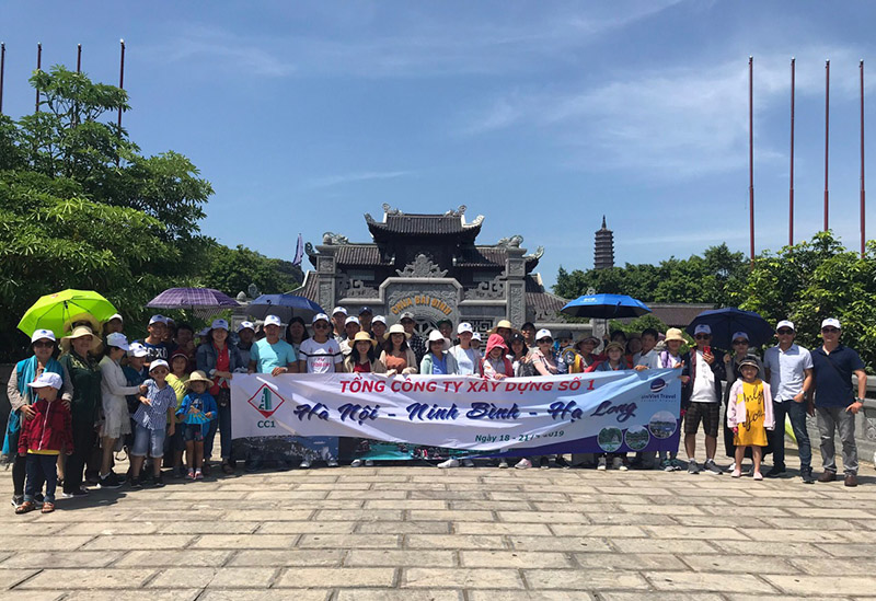 Đoàn chụp ảnh tại cổng chùa Bái Đính